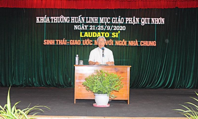 Hình ảnh minh họa bàn tay đang nâng niu mầm cây non trên nền đất, thể hiện sự bảo vệ môi trường và sự sinh sôi nảy nở, kết nối với năng lượng của năm Tân Sửu 2021 theo quan điểm phong thủy